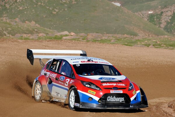 El coche de alta velocidad de Ford en rallycross