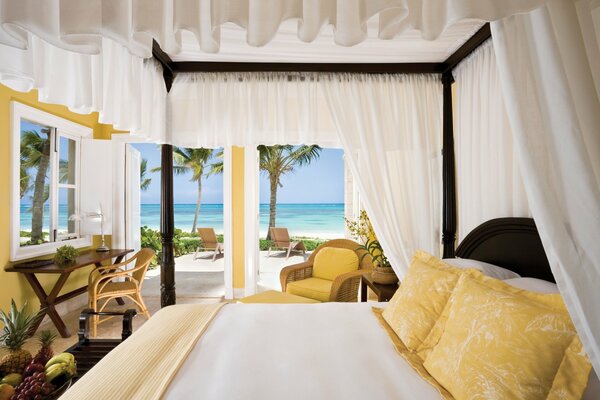 Cama con dosel en un Resort tropical