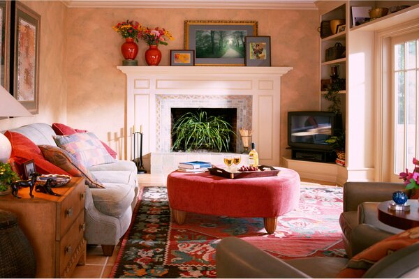 Chambre avec commode, fleurs et meubles