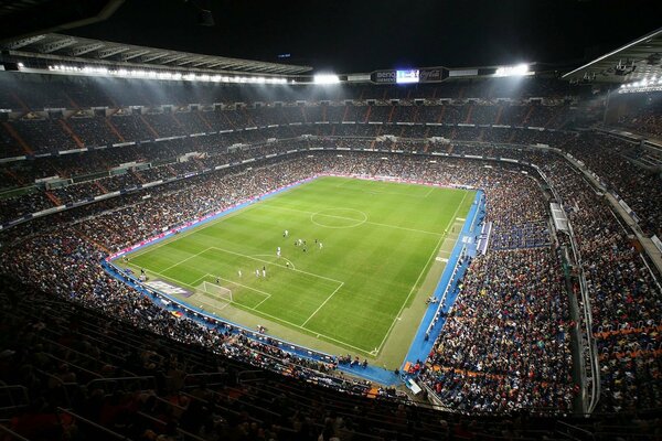 Espectadores en el estadio durante los partidos del real Madrid y Santiago Bernabéu