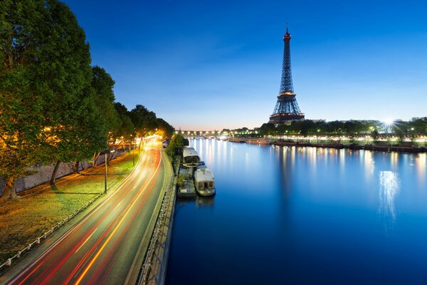 Der Eiffelturm in der Stadt Paris in Frankreich