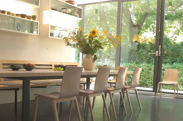 Interior del comedor de la casa de campo en blanco tranquilo