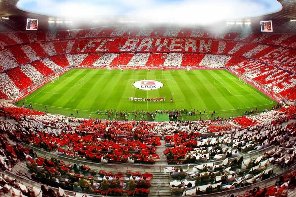 Fußballarena in München mit Menschen