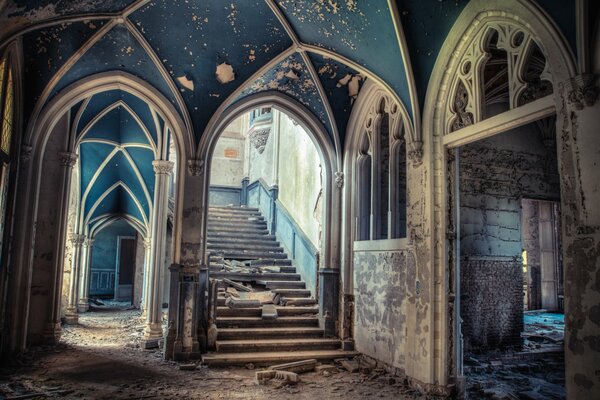 Escalier en ruine dans un manoir abandonné