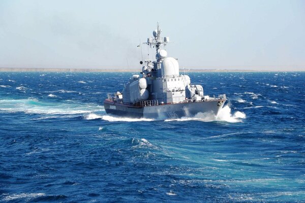 Beau bateau-fusée de la flottille russe dans la mer bleue