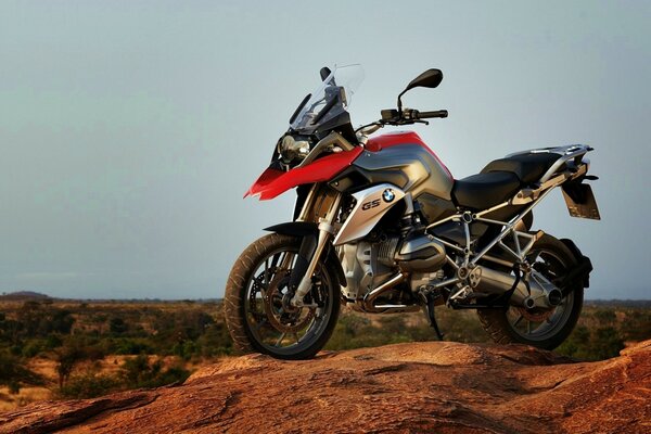 Moto bmw rosso e nero sullo sfondo della savana