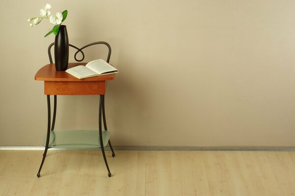 Table basse avec vase et livre