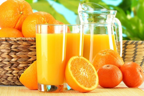 Frisch gepresster Orangensaft mit Orangen