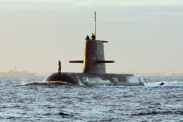 Submarino en alerta en el mar