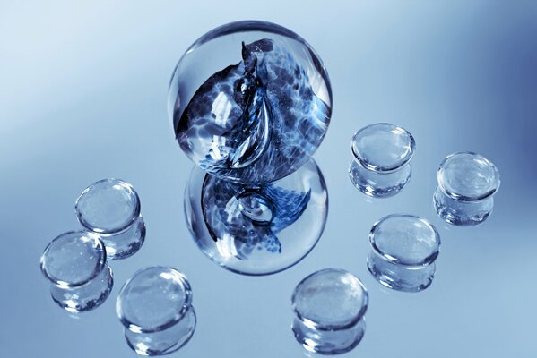 Boules de verre sur la surface du miroir