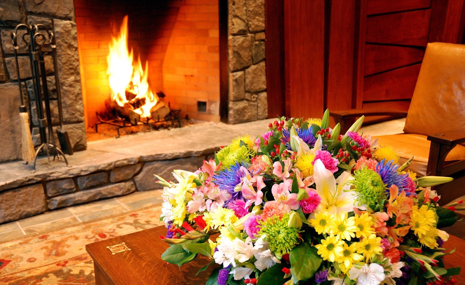 interior design fireplace flower close up bouquet