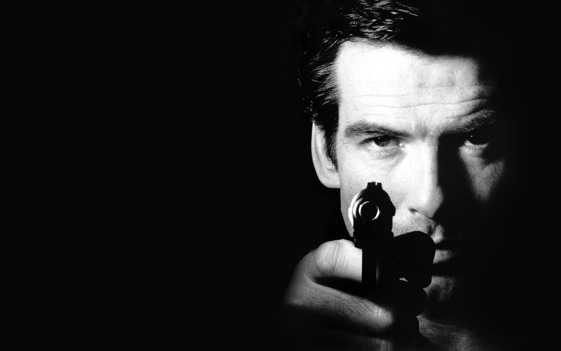 pierce brosnan agent 007 pierce brosnan james bond pistolet