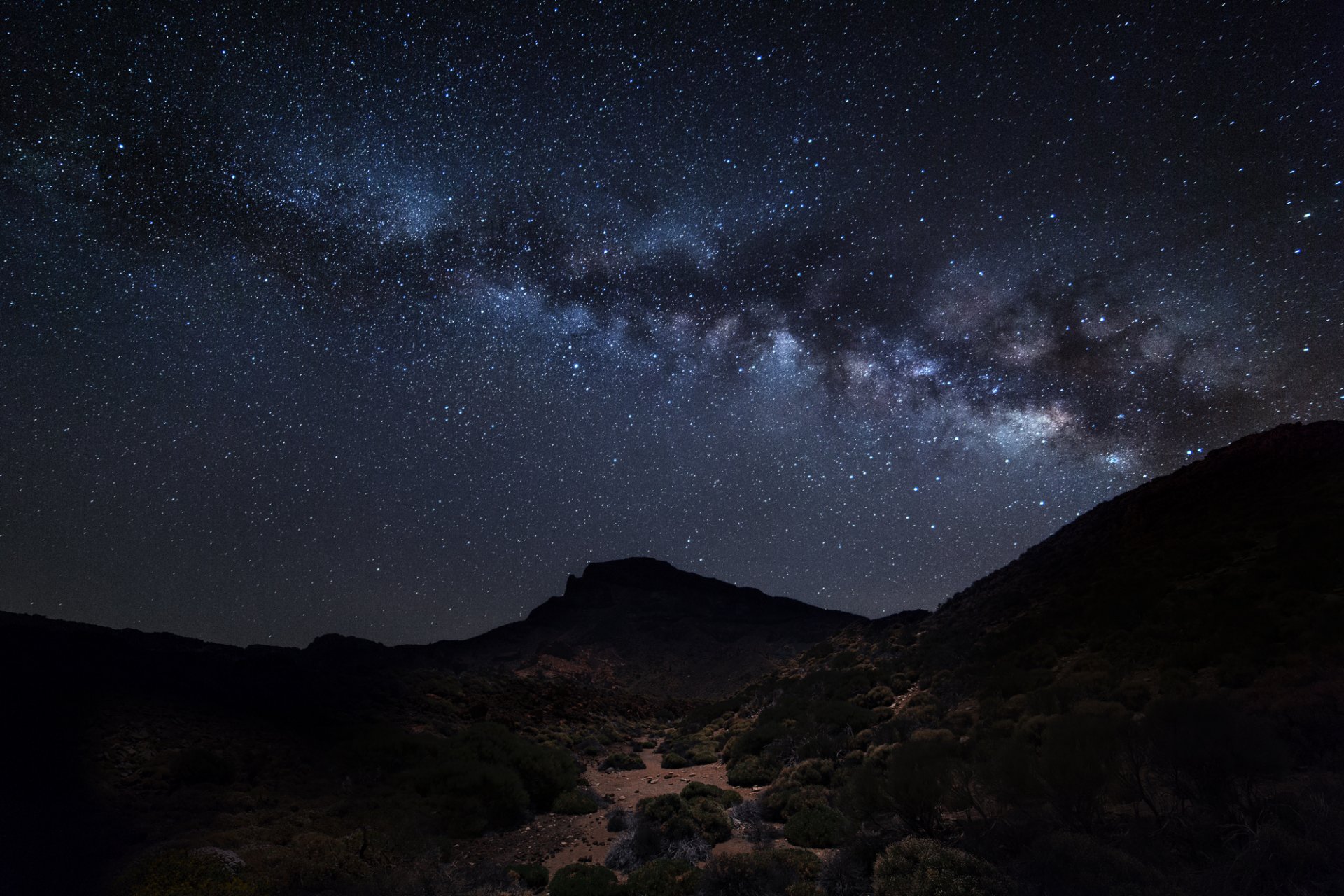 via lattea montagne silhouette cosmo stelle misteri