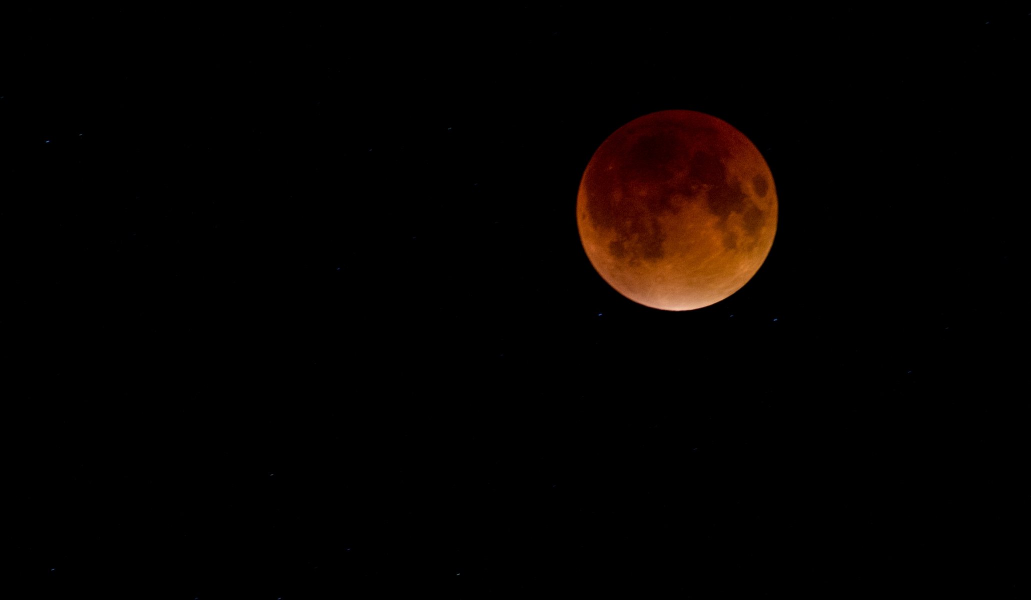 luna sangrienta eclipse satélite estrellas