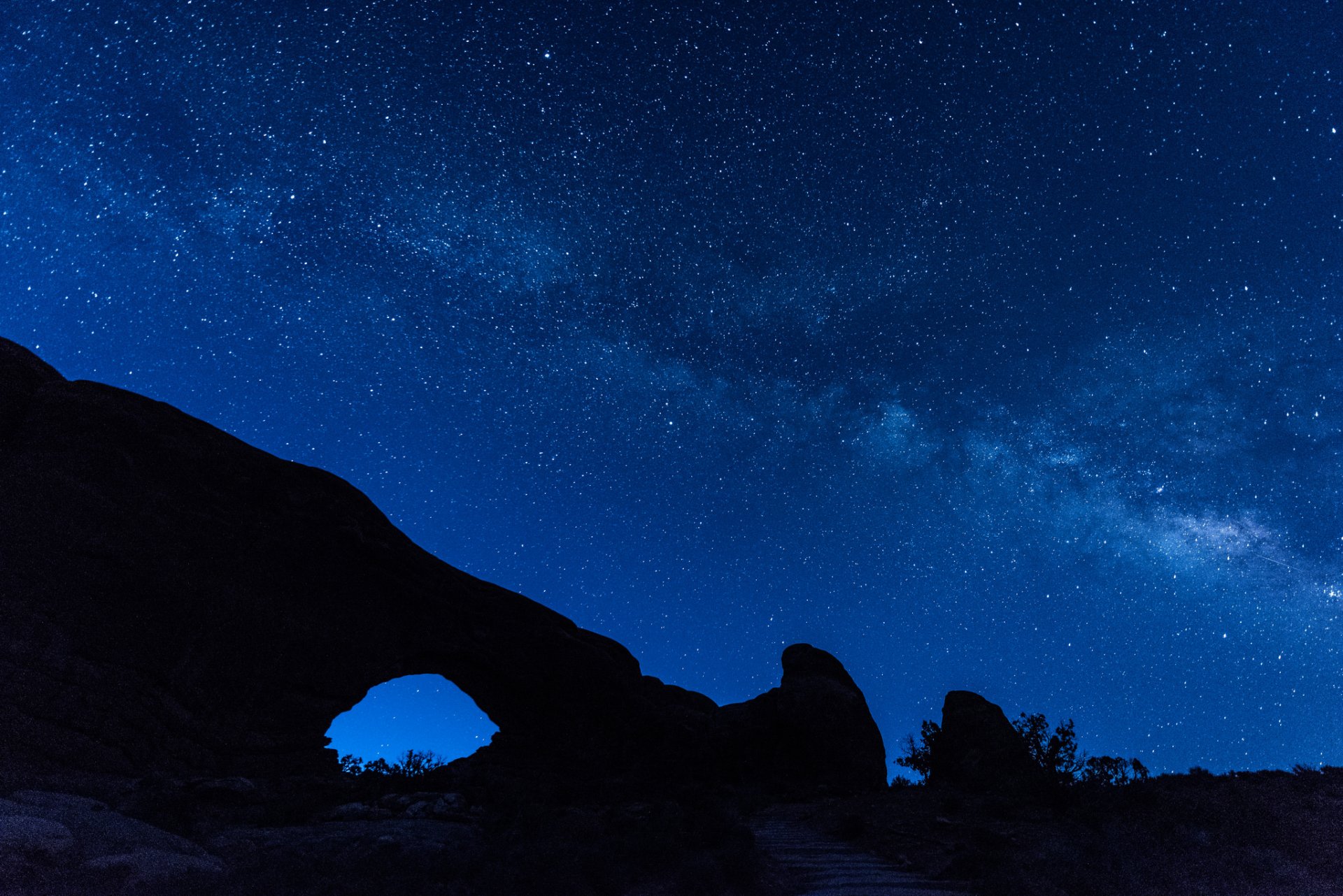 étoiles nuit voie lactée montagnes