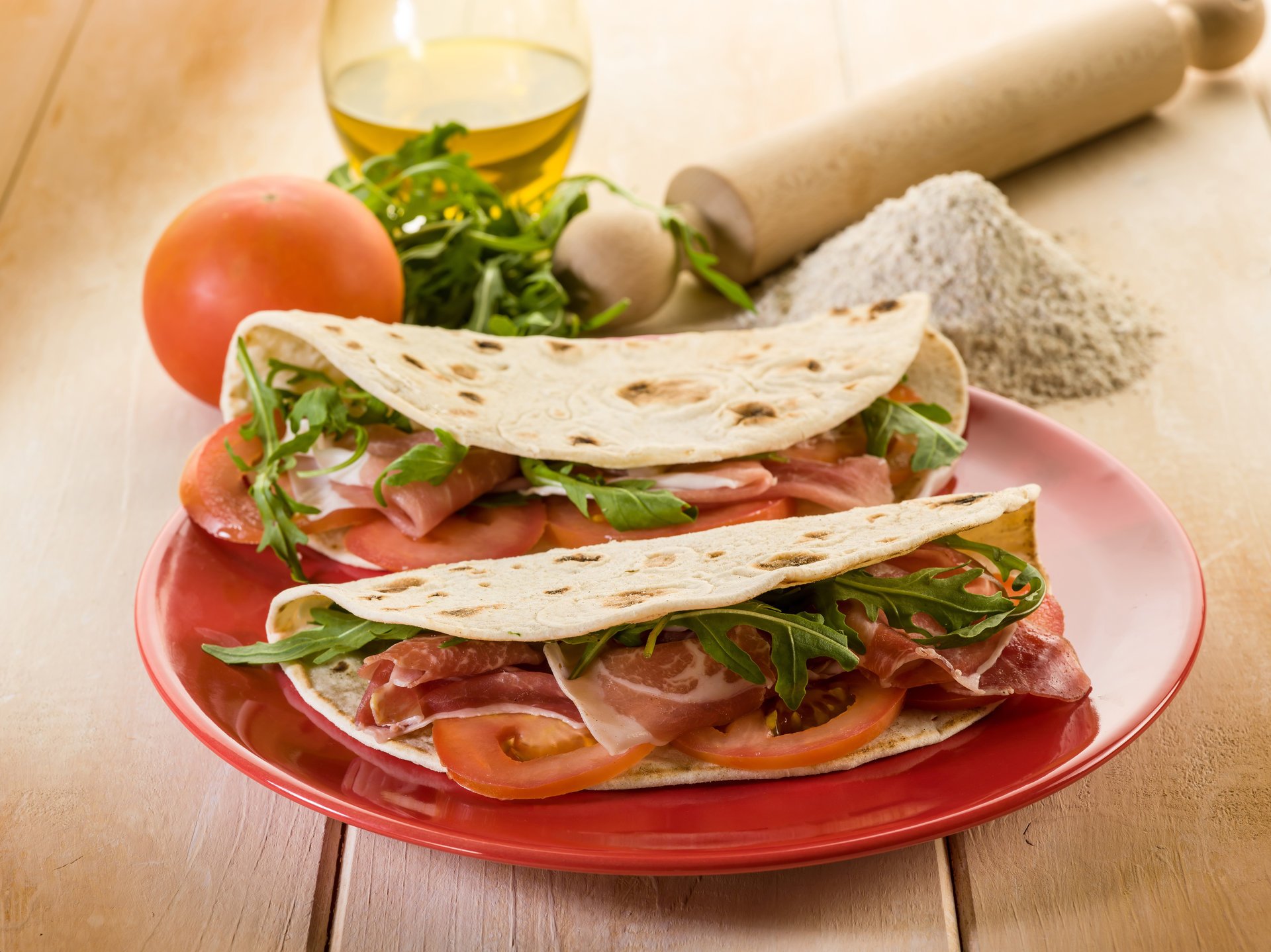 assiette tomates pita viande farine rouleau à pâtisserie légumes verts