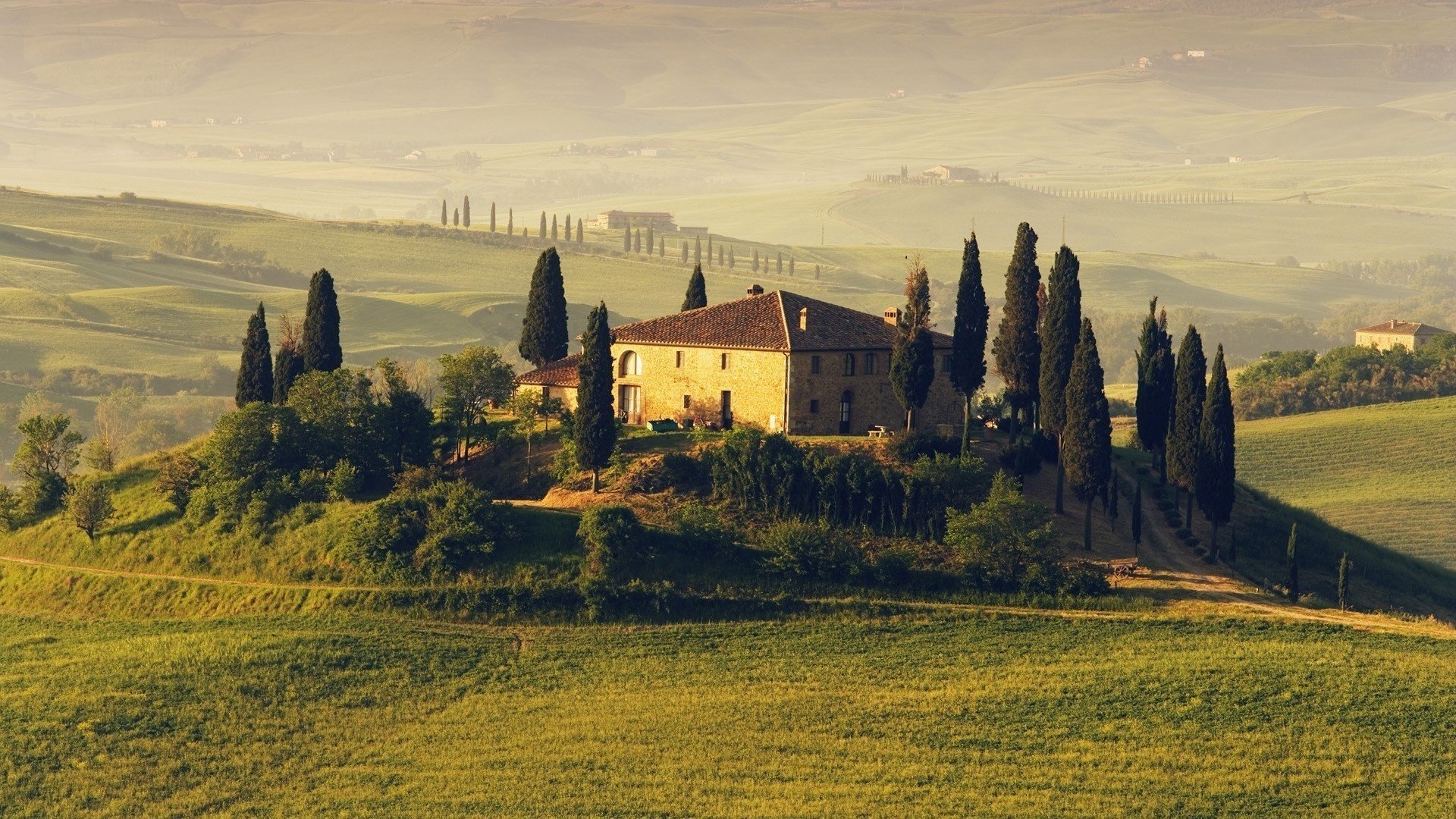 schleppen italien bäume haus felder italy