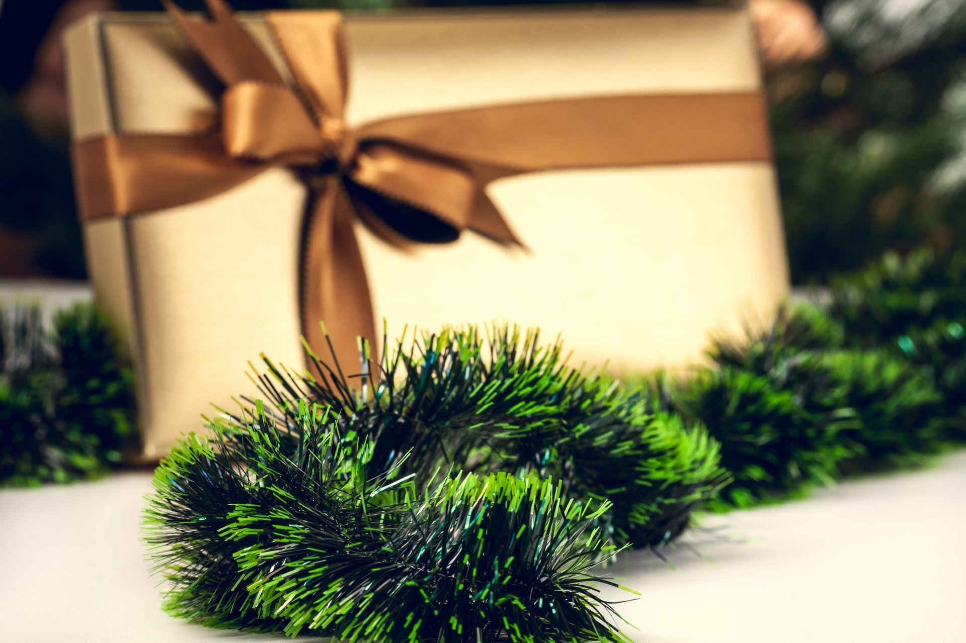 pioggia scatola tinsel regalo verde scenario