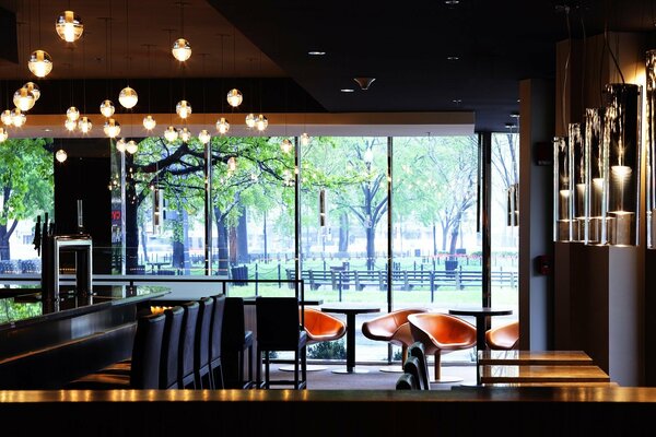 Intérieur du restaurant avec fenêtres panoramiques