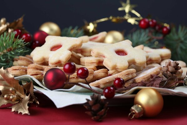 Biscuits divers de cuisson du nouvel an avec des boules de Noël