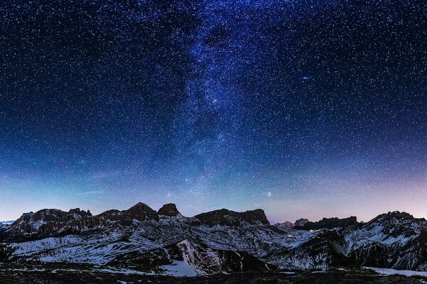 Innumerevoli stelle in bilico sulle montagne