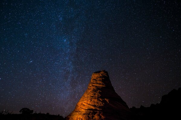 Das Nationaldenkmal in Arizona vor dem Hintergrund der Milchstraße