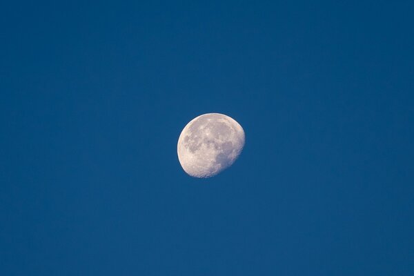 Lune dans l infini bleu du Cosmos