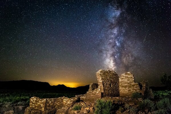 Rovine sullo sfondo del cielo stellato notturno