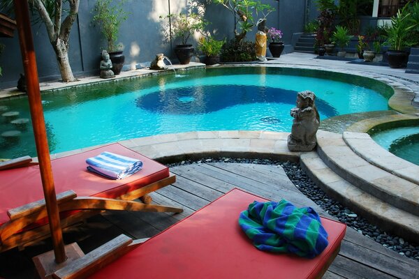 Descanso en la piscina. el descanso adecuado para el fin de semana