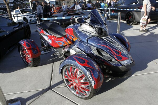 Blau-rot getuntes Quad auf der Messe vorgestellt