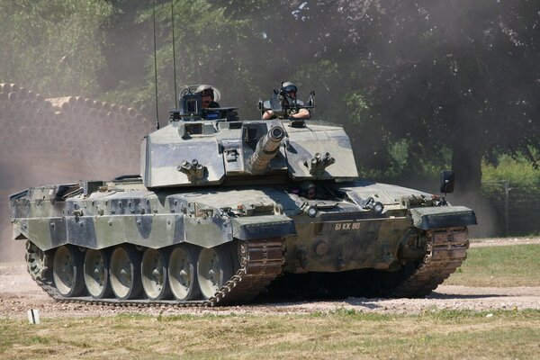 Tanque de batalla principal británico en la carretera a lo largo del bosque