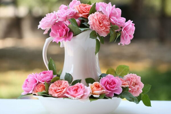 Jarra de flores Rosadas en un plato