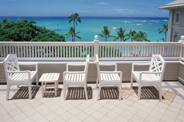 Place de détente sur la terrasse avec vue sur la mer