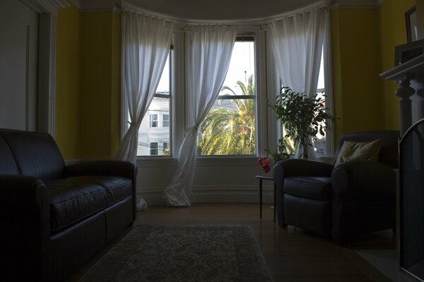 Interior con cortinas blancas