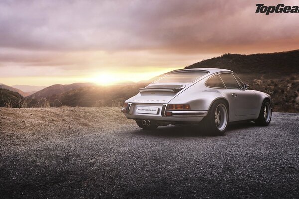 Coche Porsche en la carretera