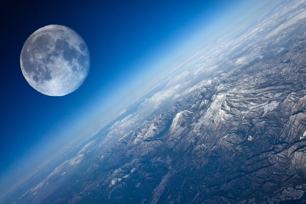 La superficie del planeta Tierra con vistas a la Luna