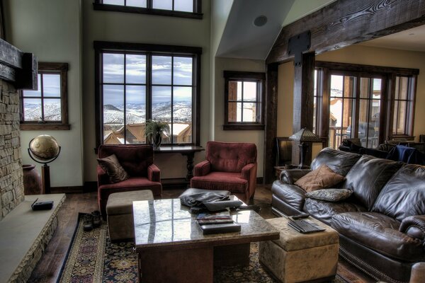 Una vista fascinante desde la ventana, está en algún lugar de las montañas. Casa maravillosa