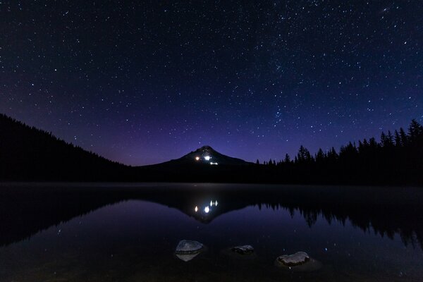 The starry sky is reflected in the lake