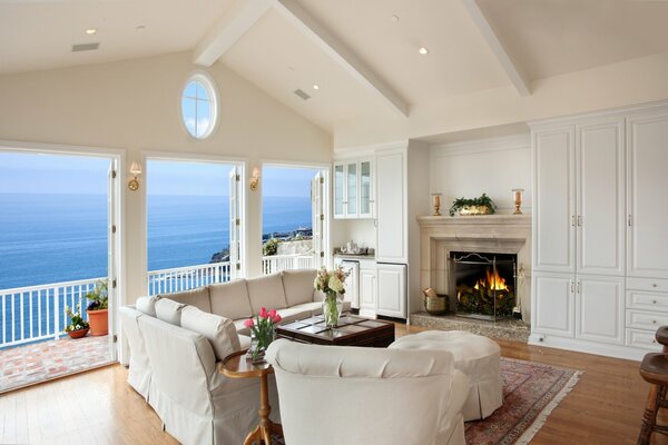 Intérieur de la chambre avec vue sur la mer