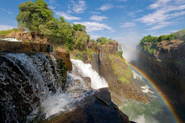 Regenbogen am Victoria Falls in Afrika