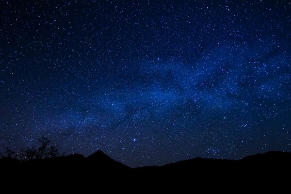 El espacio cubrió el horizonte por la noche