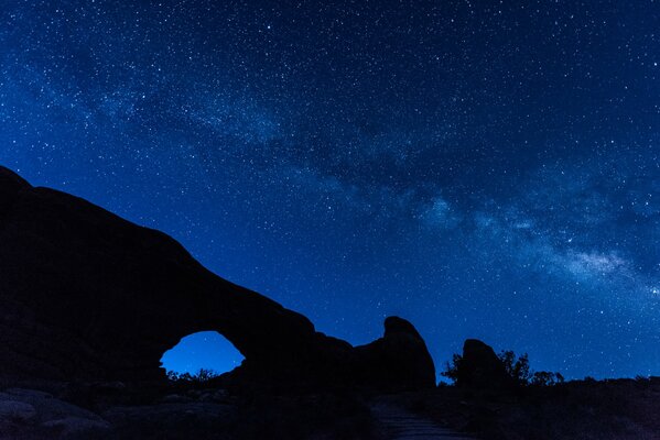 Montagne sullo sfondo del cielo stellato notturno, visibile la Via Lattea