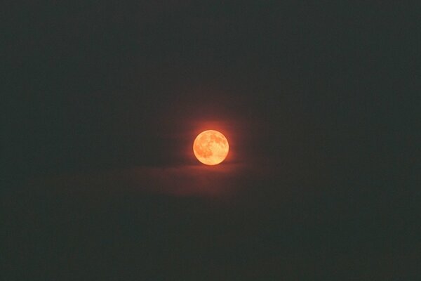 Der Mond am Himmel in den Wolken und die Dunkelheit im Kreis