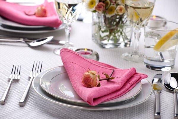 Servicio de mesa con flores vividasjhiro