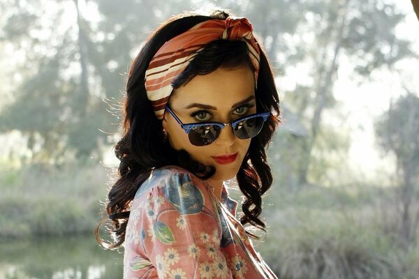 Katy Perry dans des lunettes bouclé