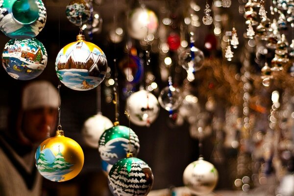 Boules de Noël avec différentes images parmi les perles de verre