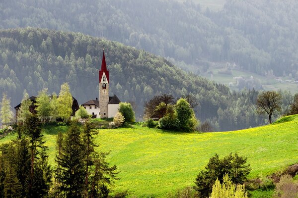 Chapelle sur l herbe verte dans les montagnes