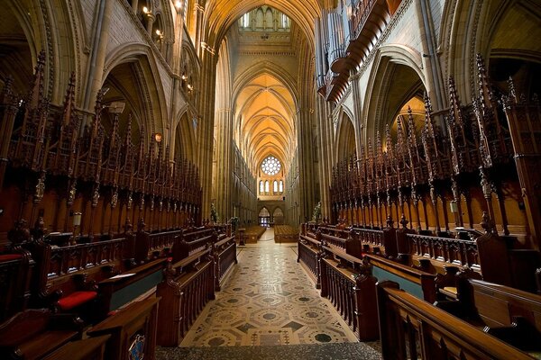 La cathédrale religieuse attire le sacrement