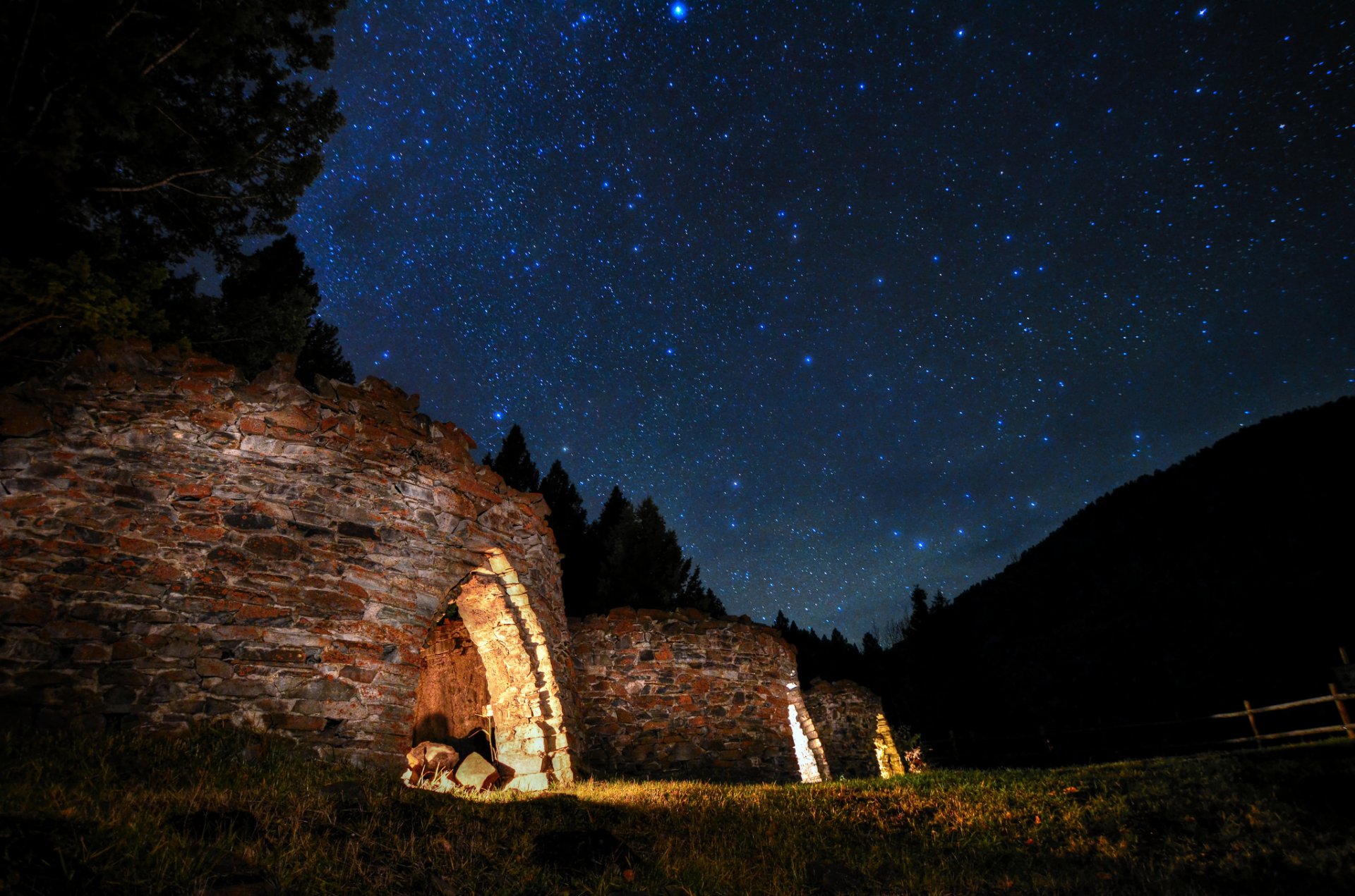 spazio stelle notte alberi rovine