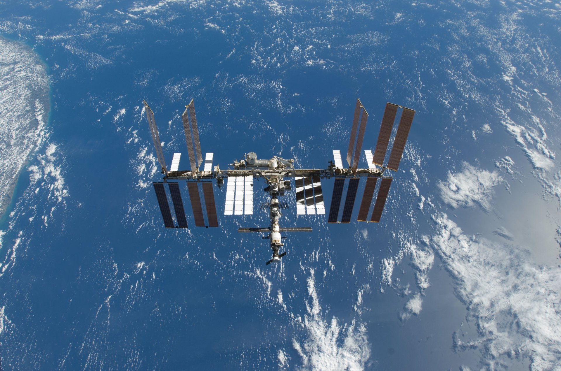 iss espacio satélite